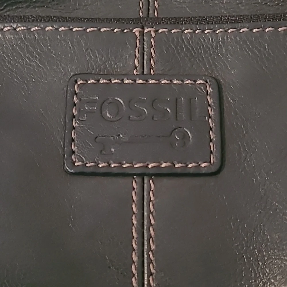 Fossil Cross Town Black Leather Slim Crossbody Messenger Bag Errands Practical